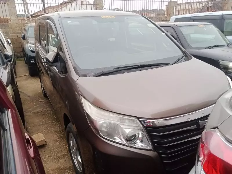 Toyota Noah   - 2015