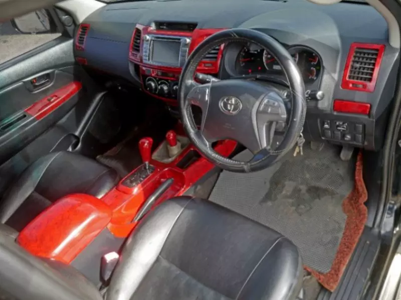 Toyota Hilux   - 2015