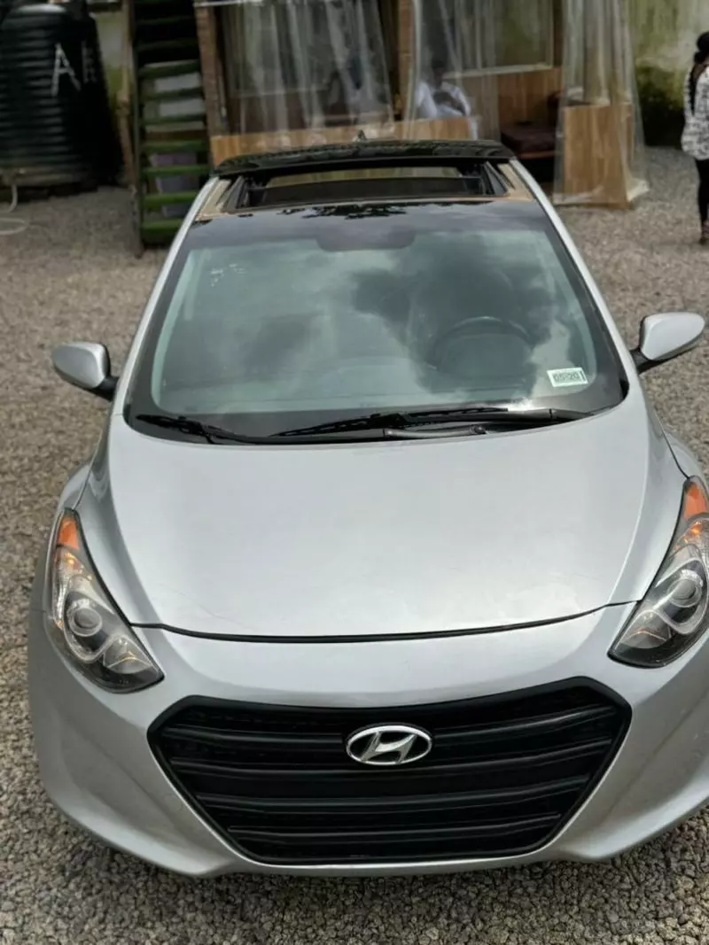 Hyundai Elantra   - 2013