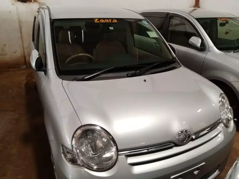 Toyota Sienta   - 2011