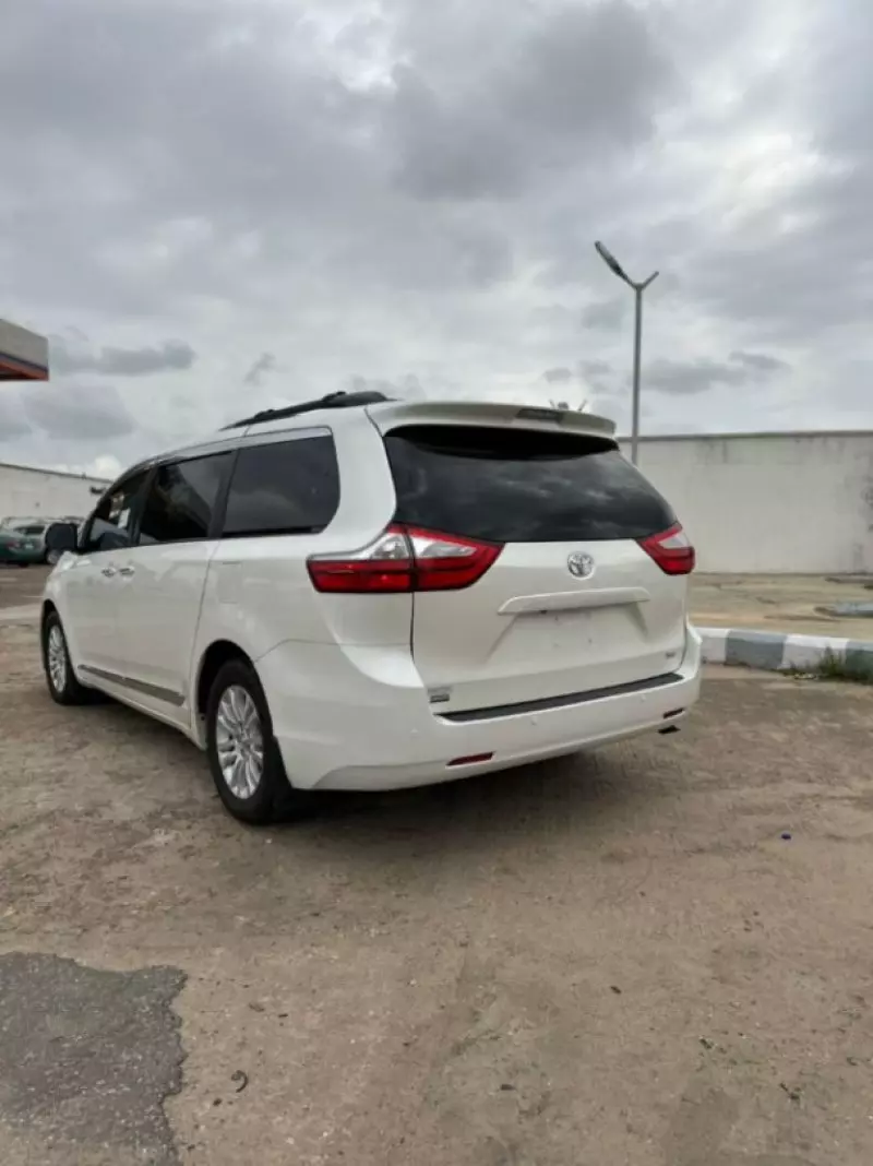 Toyota Sienna   - 2017