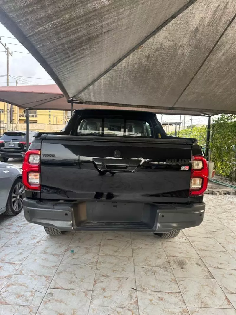 Toyota Hilux   - 2022