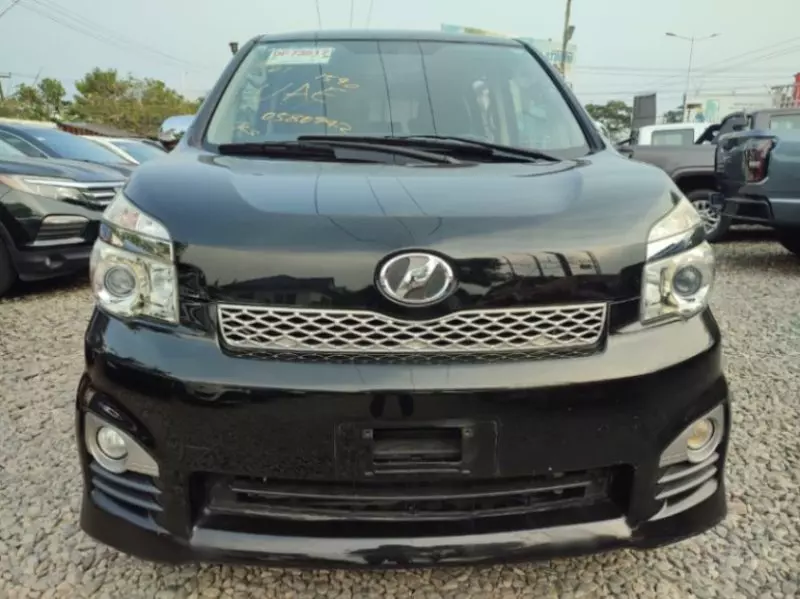 Toyota Voxy    - 2012