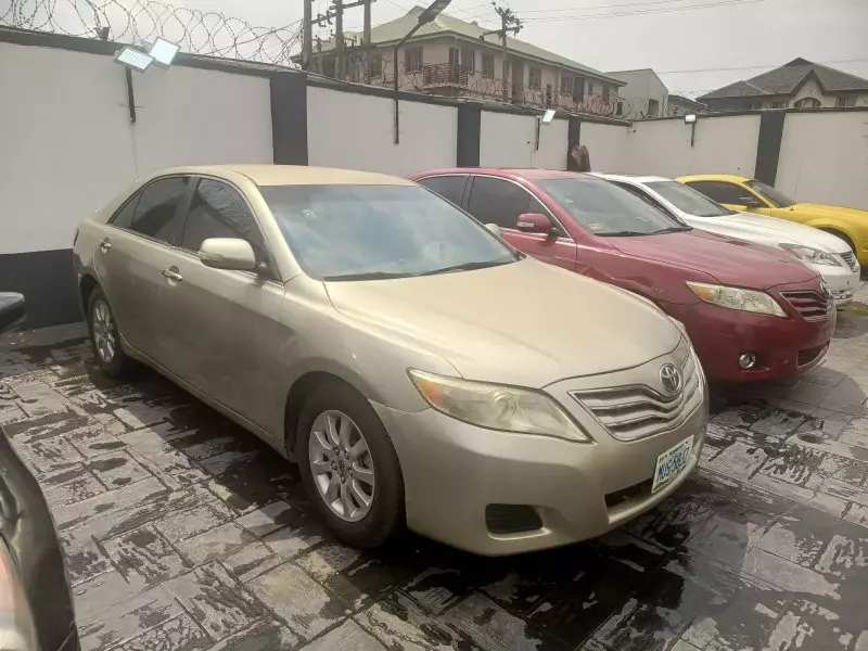 Toyota Camry   - 2011