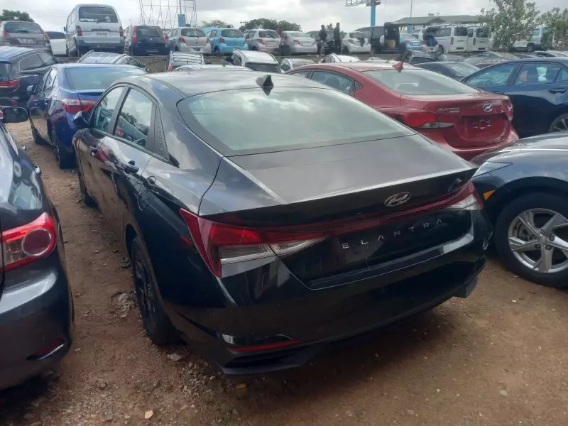 Hyundai Elantra   - 2021