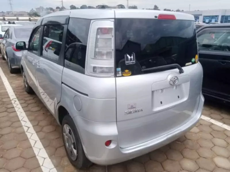 Toyota Sienta   - 2012