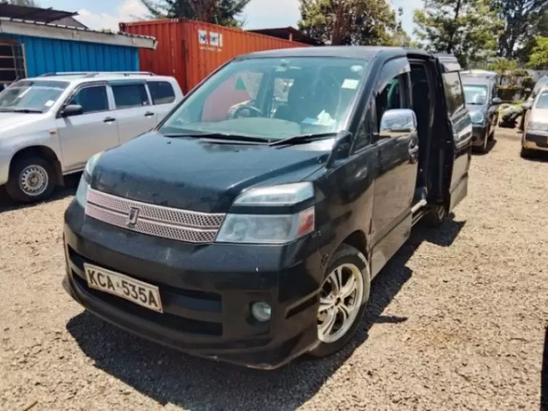 Toyota Voxy    - 2009