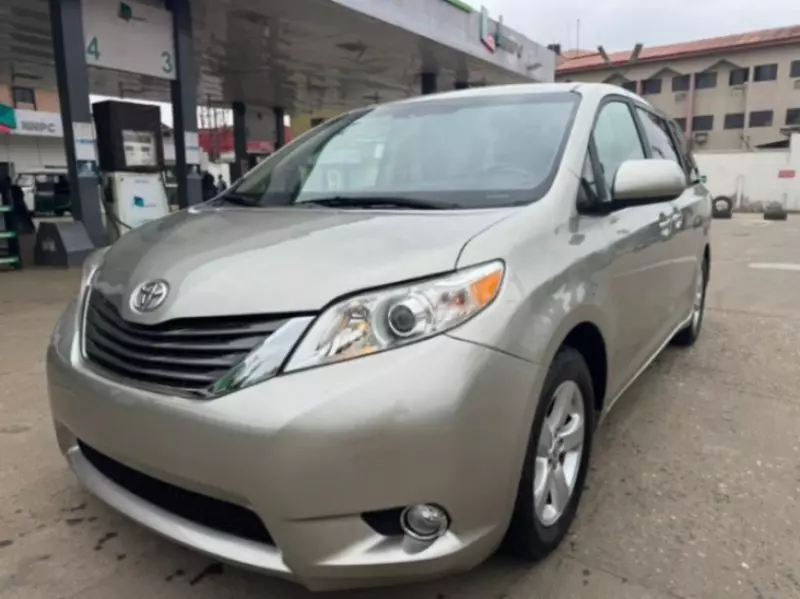 Toyota Sienna   - 2015