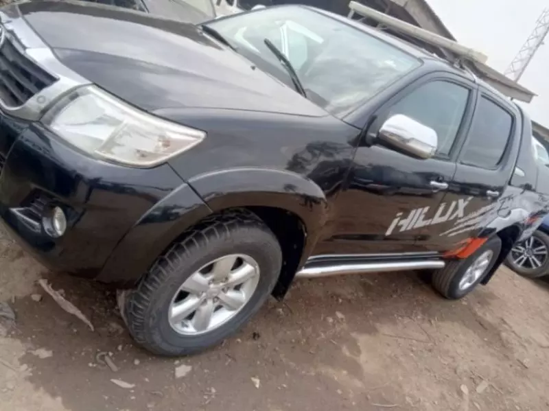 Toyota Hilux    - 2014