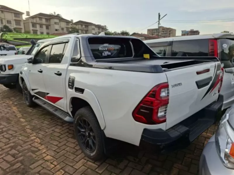 Toyota Hilux   - 2021