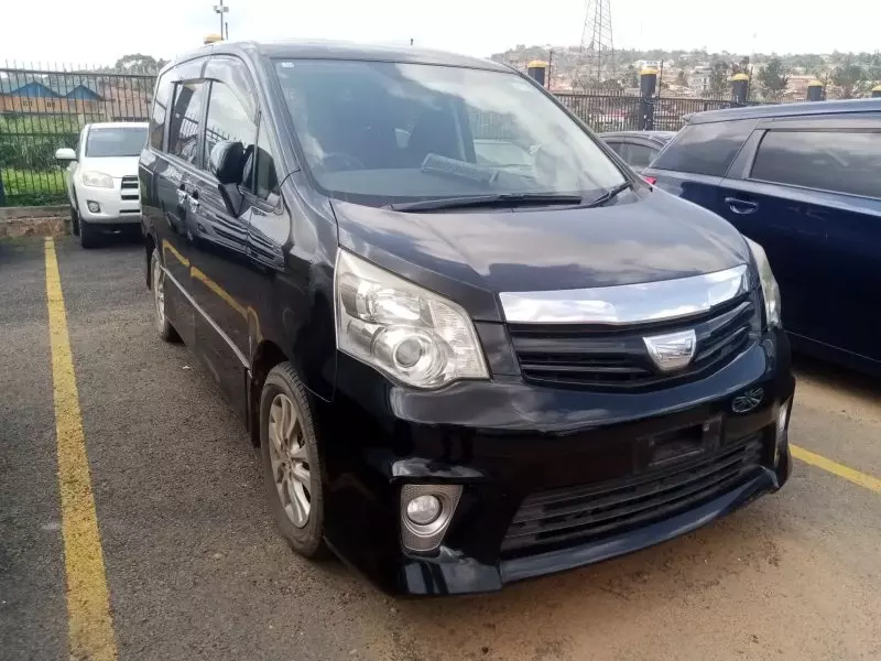 Toyota Noah   - 2012