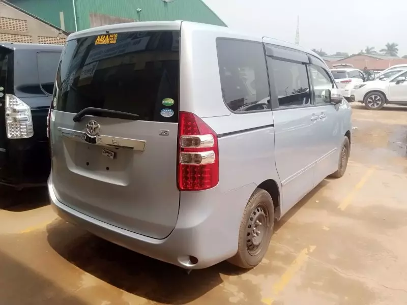 Toyota Noah   - 2012