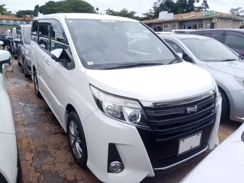 Toyota Noah   - 2015