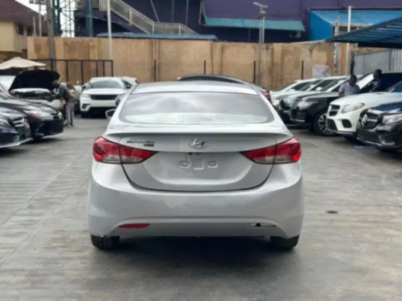 Hyundai Elantra   - 2012