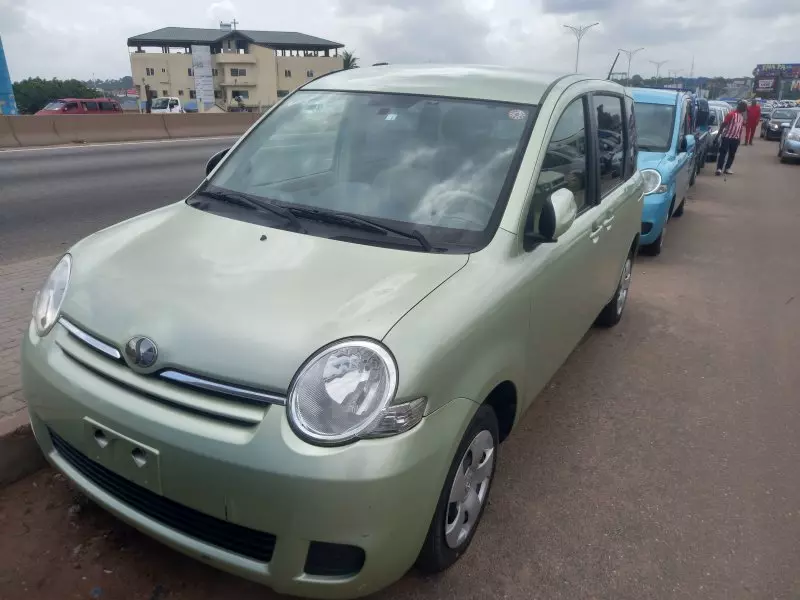 Toyota Sienta   - 2012