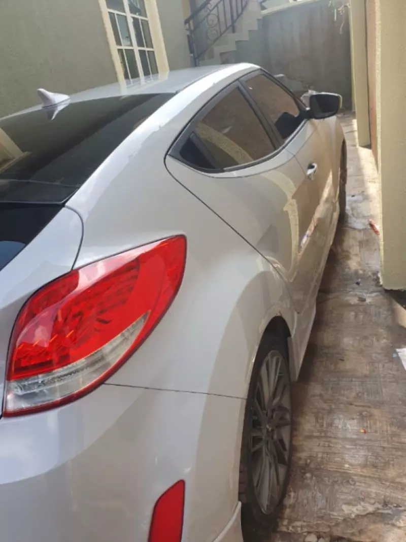 Hyundai Veloster   - 2013