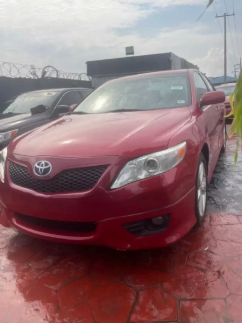 Toyota Camry   - 2010