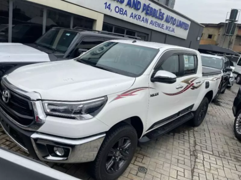 Toyota Hilux   - 2025