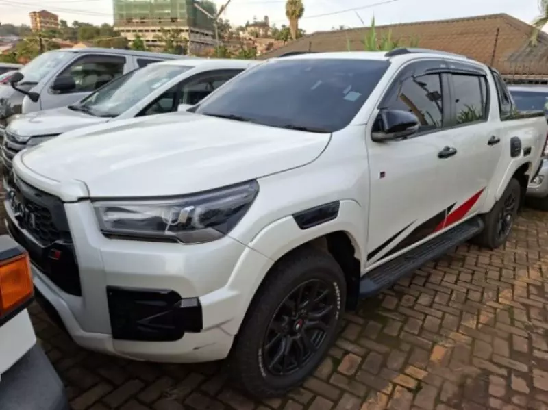 Toyota Hilux   - 2021