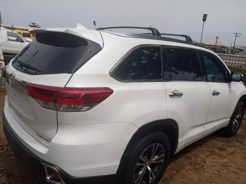 Toyota Highlander   - 2016
