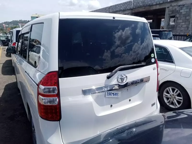 Toyota Noah   - 2012