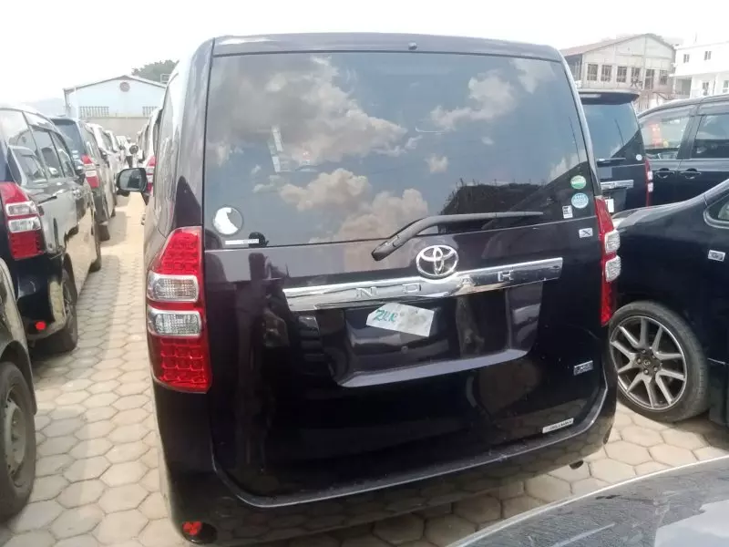 Toyota Noah   - 2013