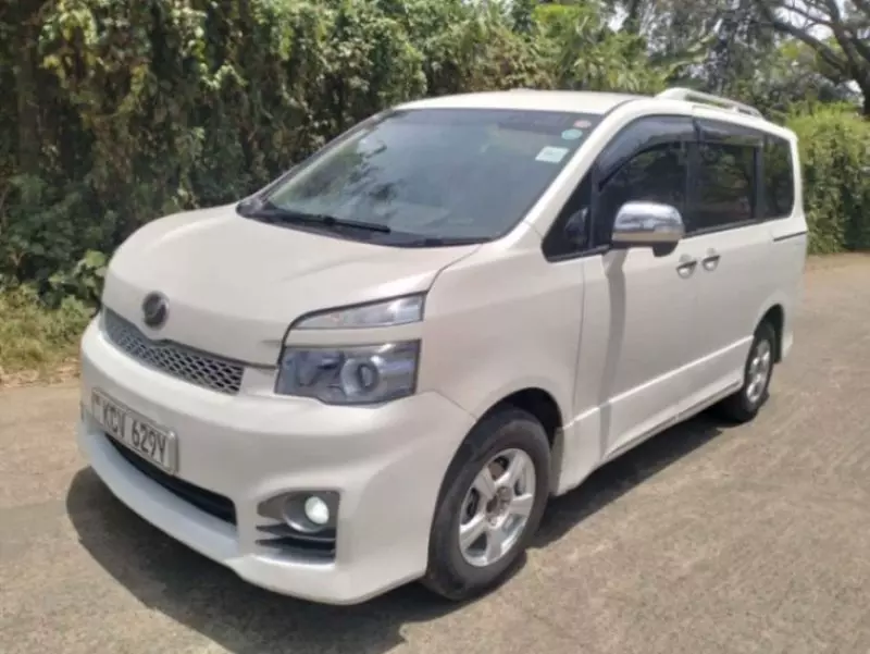 Toyota Voxy    - 2012