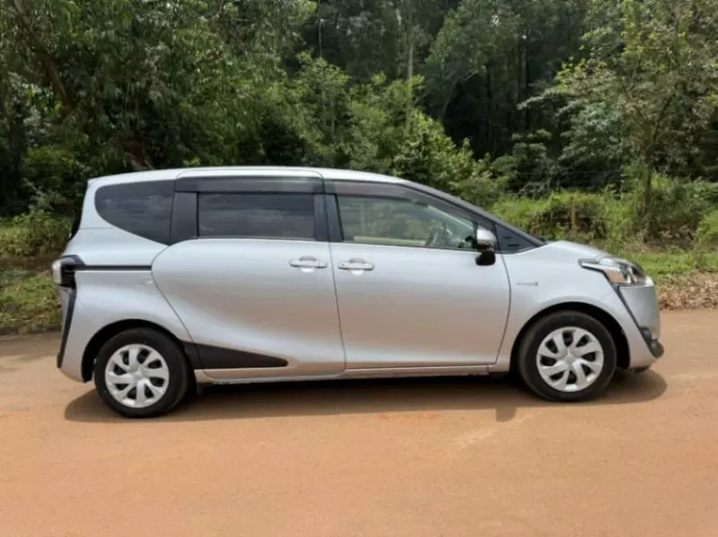 Toyota Sienta Hybrid    - 2017