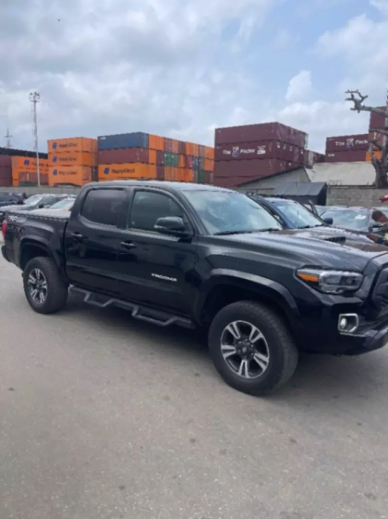 Toyota Tacoma   - 2017