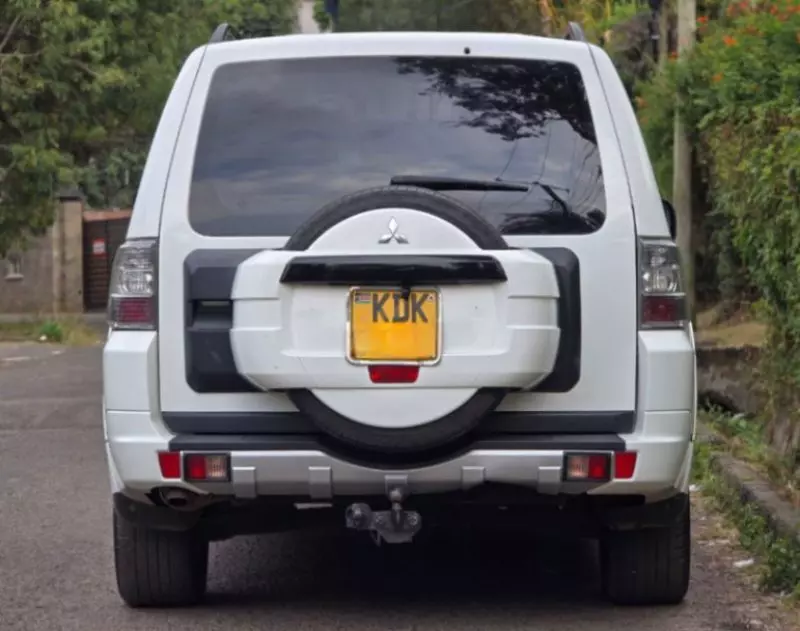 Mitsubishi Pajero   - 2015