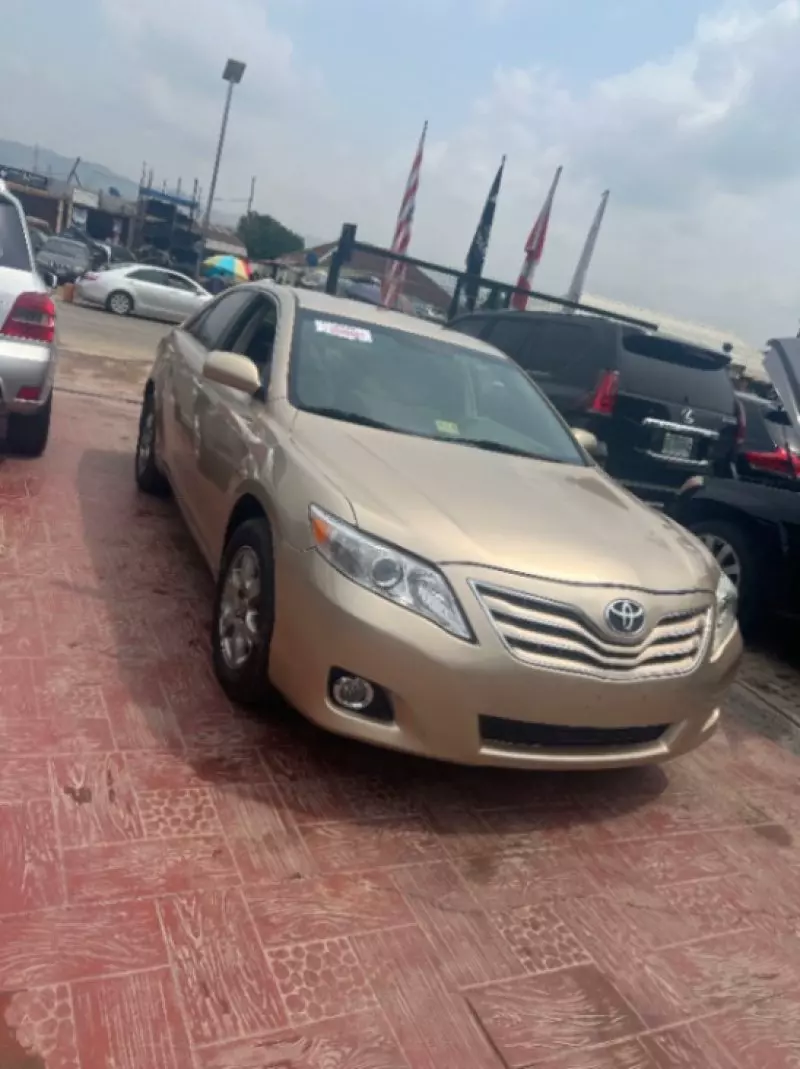 Toyota Camry   - 2010