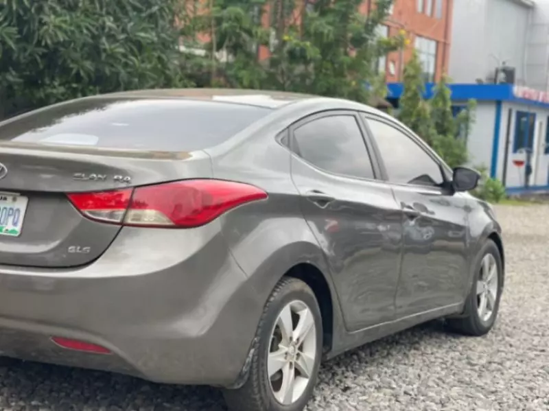 Hyundai Elantra   - 2010