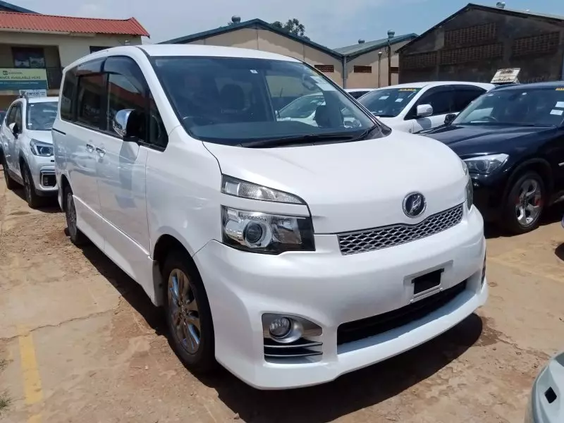 Toyota Noah   - 2012