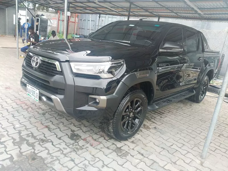 Toyota Hilux   - 2022