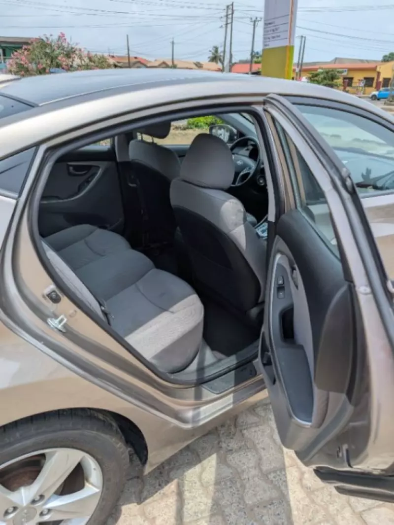 Hyundai Elantra   - 2012