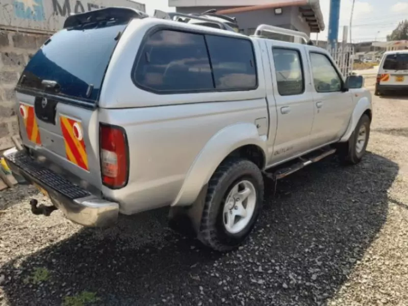 Nissan NP 300   - 2005