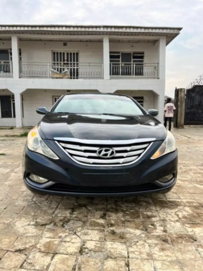 Hyundai Sonata   - 2011