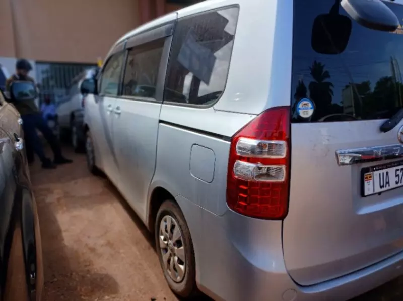 Toyota Noah   - 2011