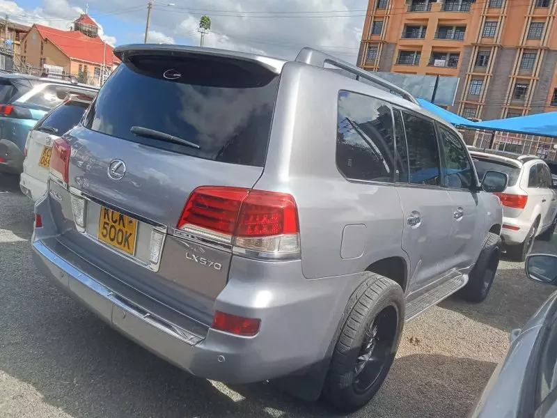 Lexus LX 570   - 2011