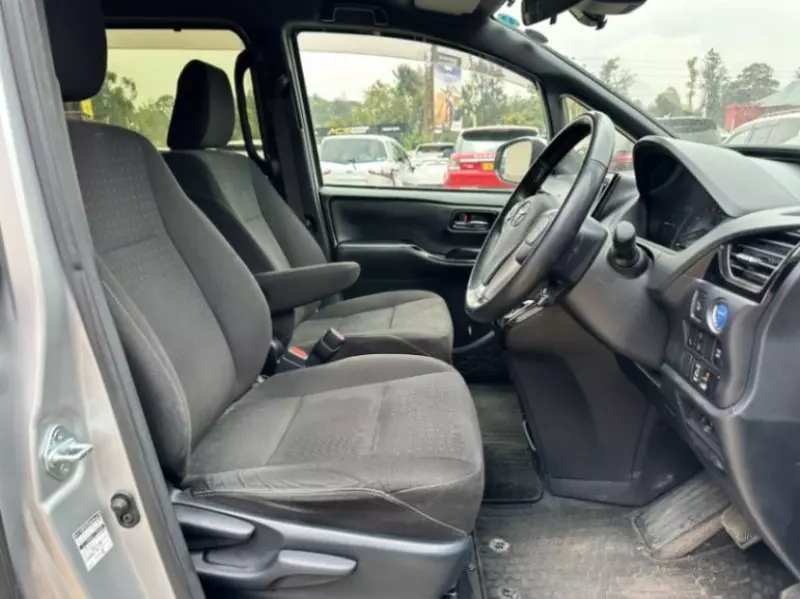 Toyota Noah Hybrid   - 2018