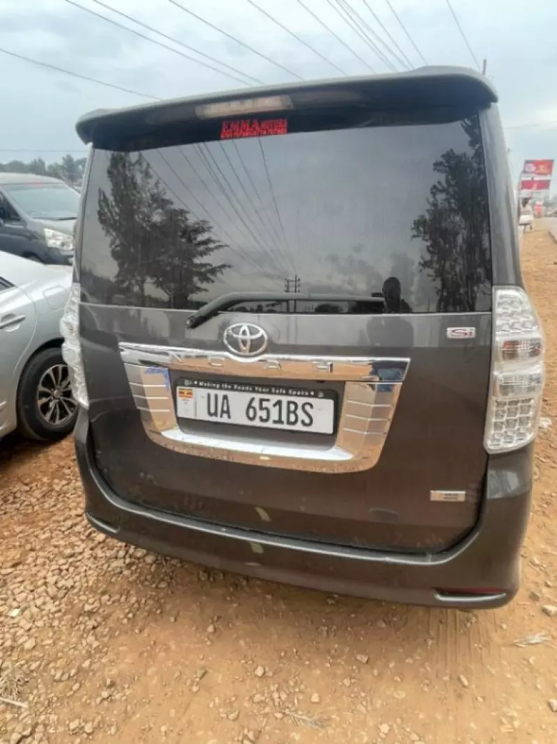 Toyota Noah   - 2010