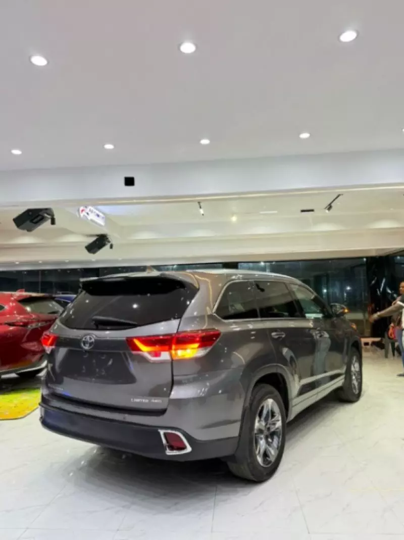 Toyota Highlander   - 2017