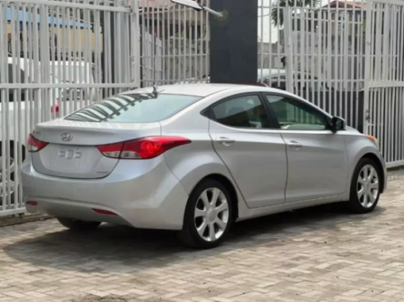 Hyundai Elantra   - 2013