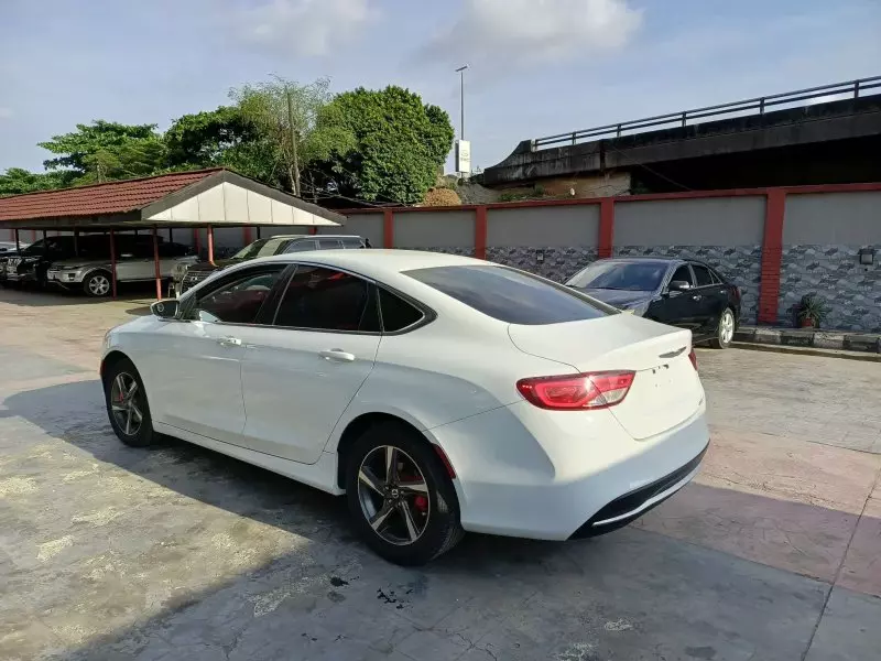 Chrysler 200   -
