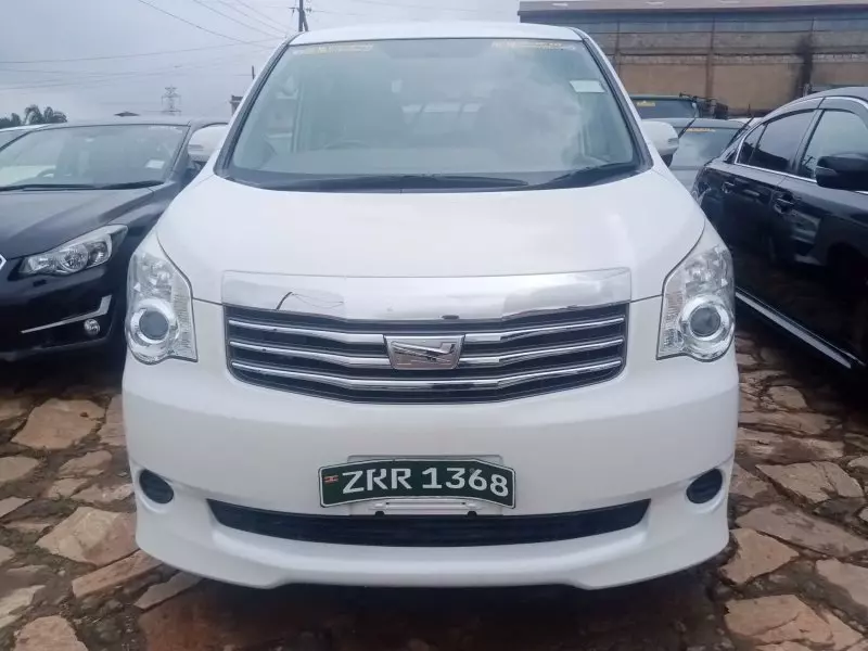Toyota Noah   - 2010