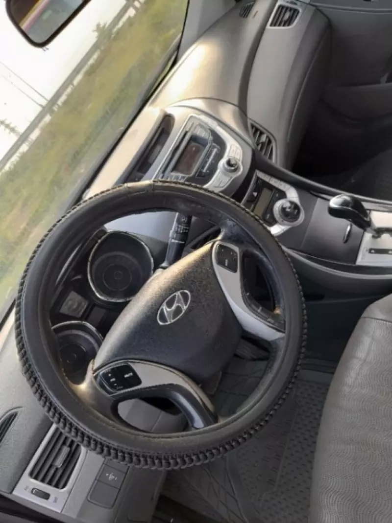 Hyundai Elantra   - 2013
