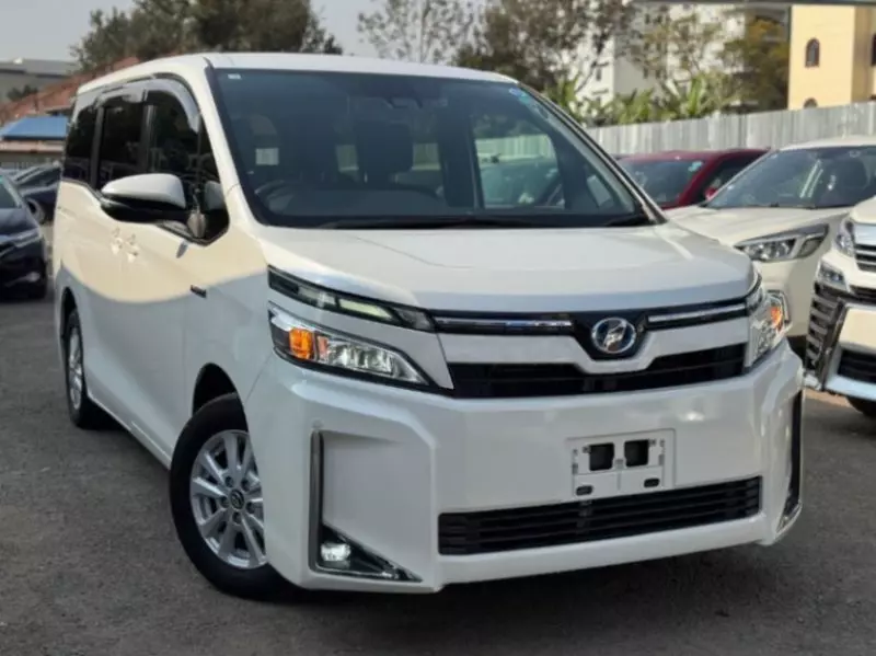 Toyota Voxy    - 2015