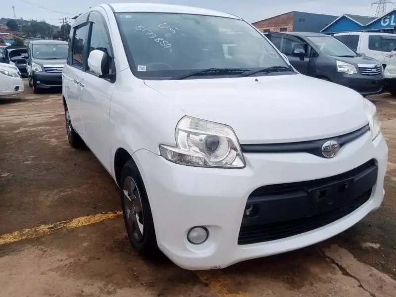 Toyota Sienta   - 2012