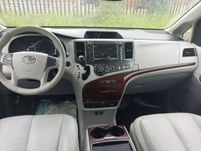 Toyota Sienna   - 2010