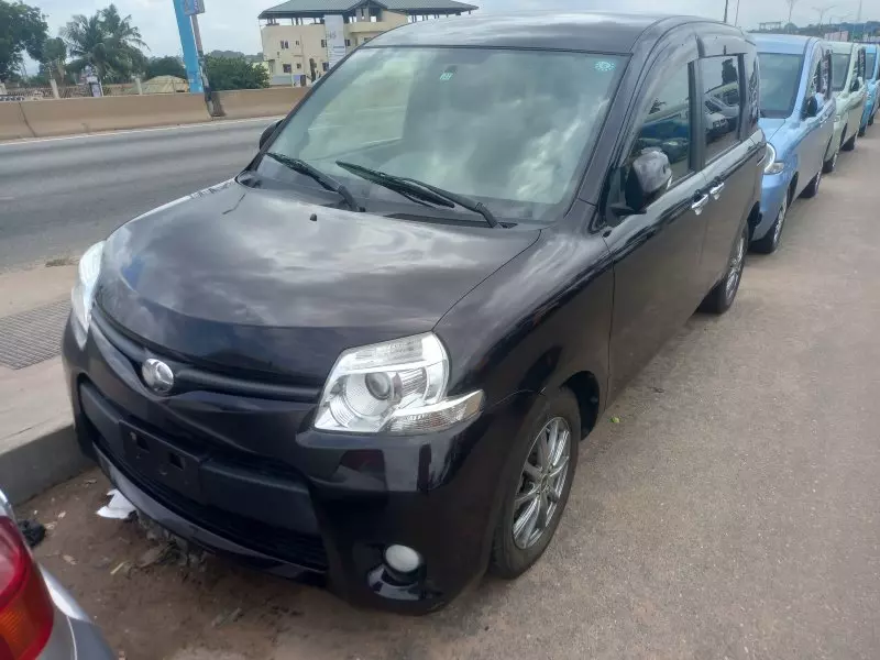 Toyota Sienta   - 2012